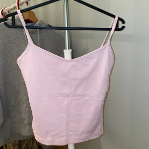 Linne - Rosa linne från clothes. Linnet är i bra skick. Hör av er vid intresse eller ev frågor!💌☺️