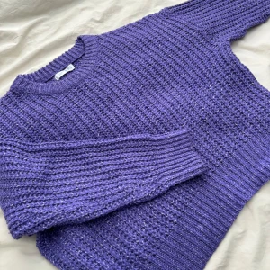 Stickad tröja - Lila stickadtröja med hög krage och långa ärmar. Superskön och varm. Inte använd speciellt många gånger och ser ut att vara ny. 