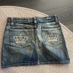 Jeans kjol - Jätte bra kvalite, inget som är sönder. Säljer den pågrund av att jag tröttnat på den.💗