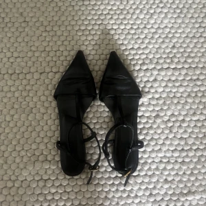 Massimo Dutti ballerinas - Slingback ballerinas i läder, i använt men fint skick 💘