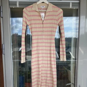 Adoore-liknande långklänning i supermjukt material - Superfin klänning i det mjukaste materialet. Helt oanvänd lång klänning med prislappen kvar. Strl XS/S men passar även större då den är otroligt stretchig & mjuk. 