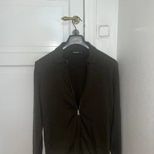 J Lindeberg merino zip cardigan  - Tja! Säljer nu min sprillans nya J.Lindeberg tröja. Den är köpt i J.Lindeberg butiken och har aldrig kommit till användning. Nypris är 1800kr. Mitt pris 500kr. Tröjan är gjord i 100% merinoull och otroligt skön att bära. 
