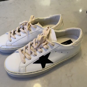 Golden Goose sneakers - Säljer mina sprillans nya Golden Goose sneakers! De är helt oanvända. Medföljer original kartong, dustbag, äkthetsintyg m.m. De är handgjorda i Italien och har en klassisk Golden Goose ”look”. Slutsålda överallt! Funkar med alla kläder av ditt val. 