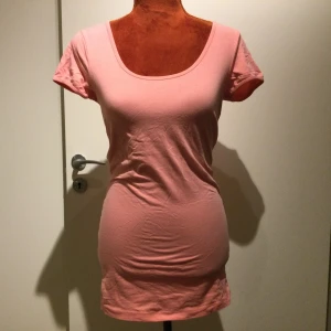 Rosa/korall klänning Only i bomull stl: M - I bra skick Klänning eller lång t shirt  Katter finns i hemmet!