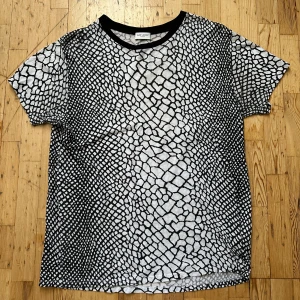 Saint Laurent t-shirt - Saint laurent tshirt Size M Inga flaws Äkta Kom med bud