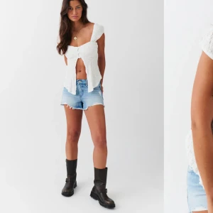 Jeans Shorts Gina Tricot - Jag säljer dem här as snygga shortsen från Gina för jag beställde dem i fel storlek. Nu har jag beställt i rätt  storlek och dem har varit utsolda länge men vill sälja dem i fel storlek billigare. Dem här är storlek 36. Skriv om ni är intresserade 🤩🤩