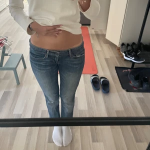 Low waist jeans - Low waist vintage jeans från levis Storlek:W27 Straight leg, passar bra till högre skor osv Jag är 168)) lite korta på mig