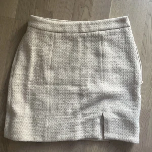 Kjol  - Kjol från & other stories, mer lik 36 i storlek