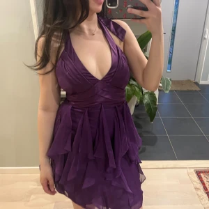 Lila klänning  - Superfin lila halterneck klänning i storlek 34 från Esprit 💜 Använd endast en gång, i mycket bra skick. Pris kan diskuteras vid snabb affär.