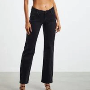 Neuw jeans mia lowwaist - Neuw jeans i modellen ”Mia”, som är low waist och straight. Använda fåtal gånger, NYPRIS 1000kr