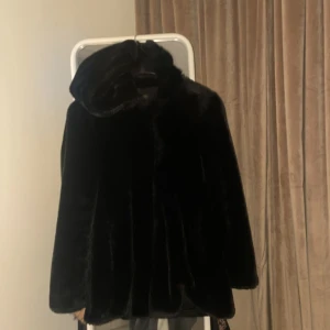 Svart pälsjacka med huva - Säljer en supermjuk och fluffig svart pälsjacka med huva. köpt på Zara