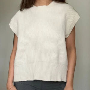 Stickad kortärmad - Stickad t-shirt från a days march. Storlek M Oversize, lyxig i materialet och sitter så fint Krämvit / beige  Nypris 799