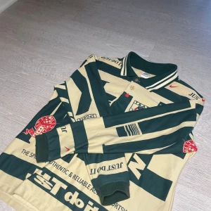 Nike x Cpfm pikétröja  - Säljer en unik och cool beige och grön pikétröja från samarbetet mellan nike x cpfm. en riktig statement piece!