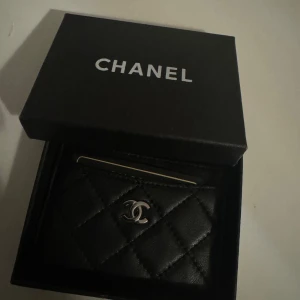 Chanel plånbok  - Säljer min Chanel plånbok som e äkta och använd ca 6 ggr. Nypris 4800kr. Kan släppa den för runt 1200kr vid snabb affär! Chanel kort låda kommer med🥰🥰 