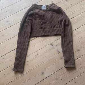 Bränt träningströja från Aim’n  - Använt en gång, väldigt bra skick, ribbad magtröja