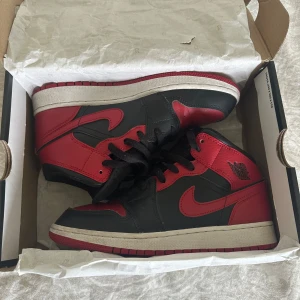 Svarta och röda Jordans  - Snygga Jordans som inte kommer till användning längre! Köpte för 3500kr och vill gärna ha bort dom så fort som möjligt så väldigt öppen för förslag på pris. Priset går alltid att diskutera och vid frågor så är det bara att höra av sig☺️
