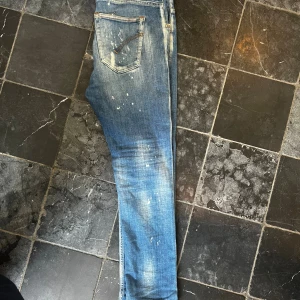 Dondup jeans - Säljer nu mina dondup Jeans pga ska köpa nya de är storlek 30 och är model Axel skinny fit de är så gott som nya sckik 9/10🔥  och kom privat för mer info🙌🔥❤️ (de har ett hål men går att laga enkelt)