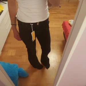 Svarta mid waist bootcut jeans🖤 - Aldrig använt med prislapp och allt kvar.