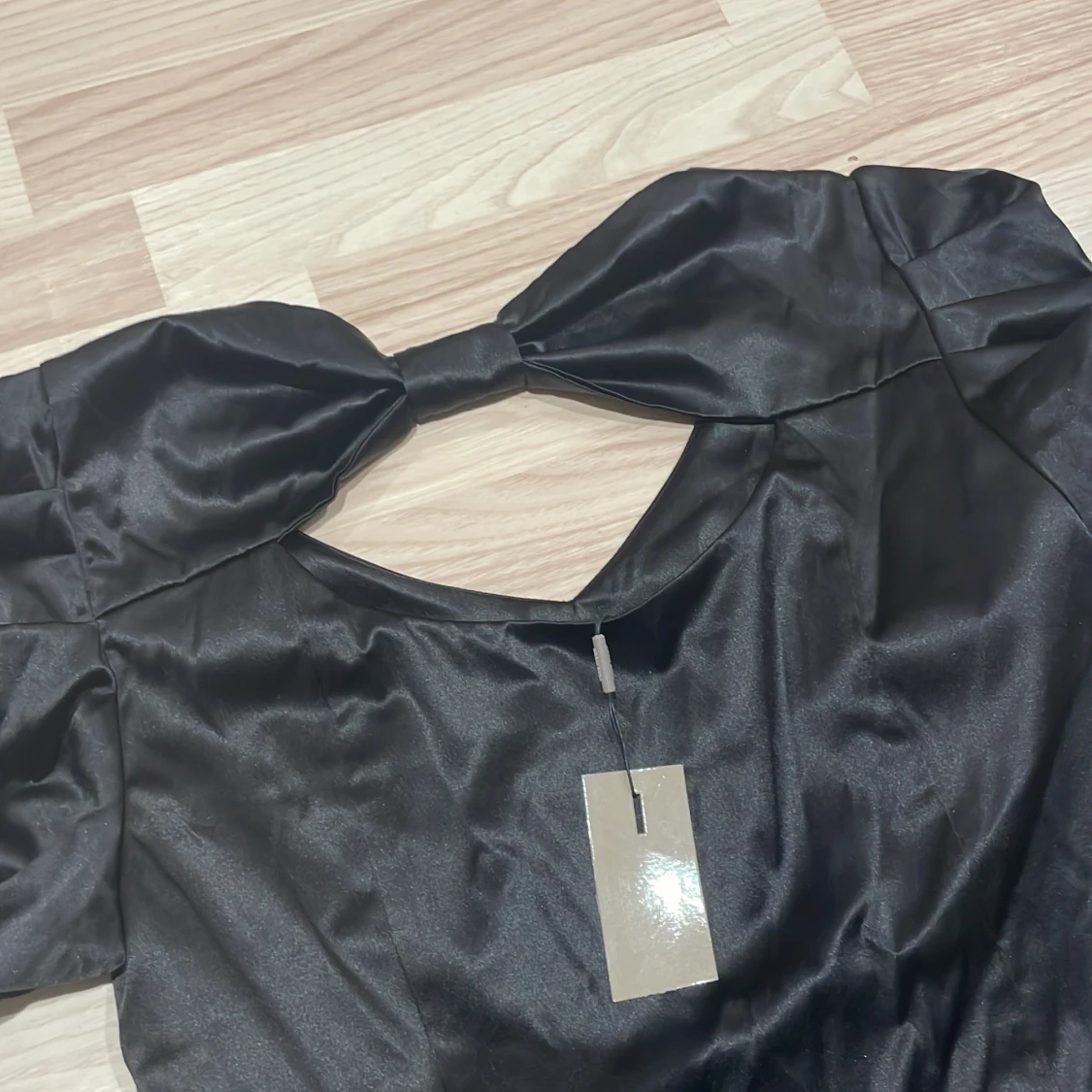 Svart klänning med rosett - 90