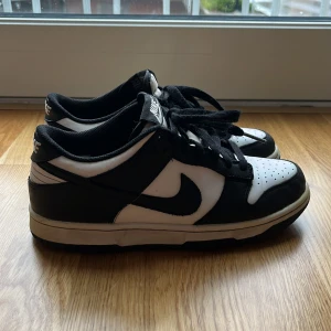 Nike Dunk Jordan Panda  - Jättefina Nike Dunk i väldigt fint skick.  Storlek 38,5.  Nypris 3500:- 