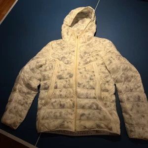 Nike Tech Wintercoat  - Använd men i bra skick. Dragkedjan på fickorna har fastnat men går att fixa enkelt. Size S men passar M/L