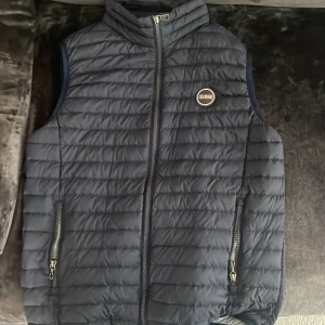 Colmar väst - Väldigt eftertraktad colmar vest. Säljs pga liten. Perfekt för hösten och har inga defekter ! Skriv till mig om du har  frågor eller funderingar! 😃