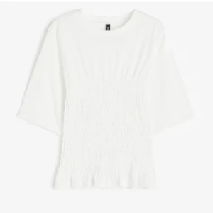 Smockad topp  - Smockad topp från hm. Helt slutsåld på deras hemsida. Superfint skick och knappt använd!