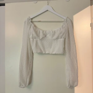 Vit topp - Vit crop top. Aldrig använd. 