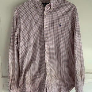 Ralph Lauren skjorta  - Ralph Lauren skjorta i ett riktigt snyggt mönster. Skjortan är använd men har inga defekter. Storleken är M och den passar M.