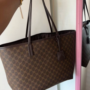 Väska  - Perfekt väska till både skola och/eller jobb! Nyskick 