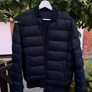 J.linderberg jacka - Perfekt jacka nu inför hösten/vintern. Storlek S i nyskick. Jackan är även reversible så du kan använda den in och ut för en annan look. Nypris ligger på 3200. Hör av er vid frågor!
