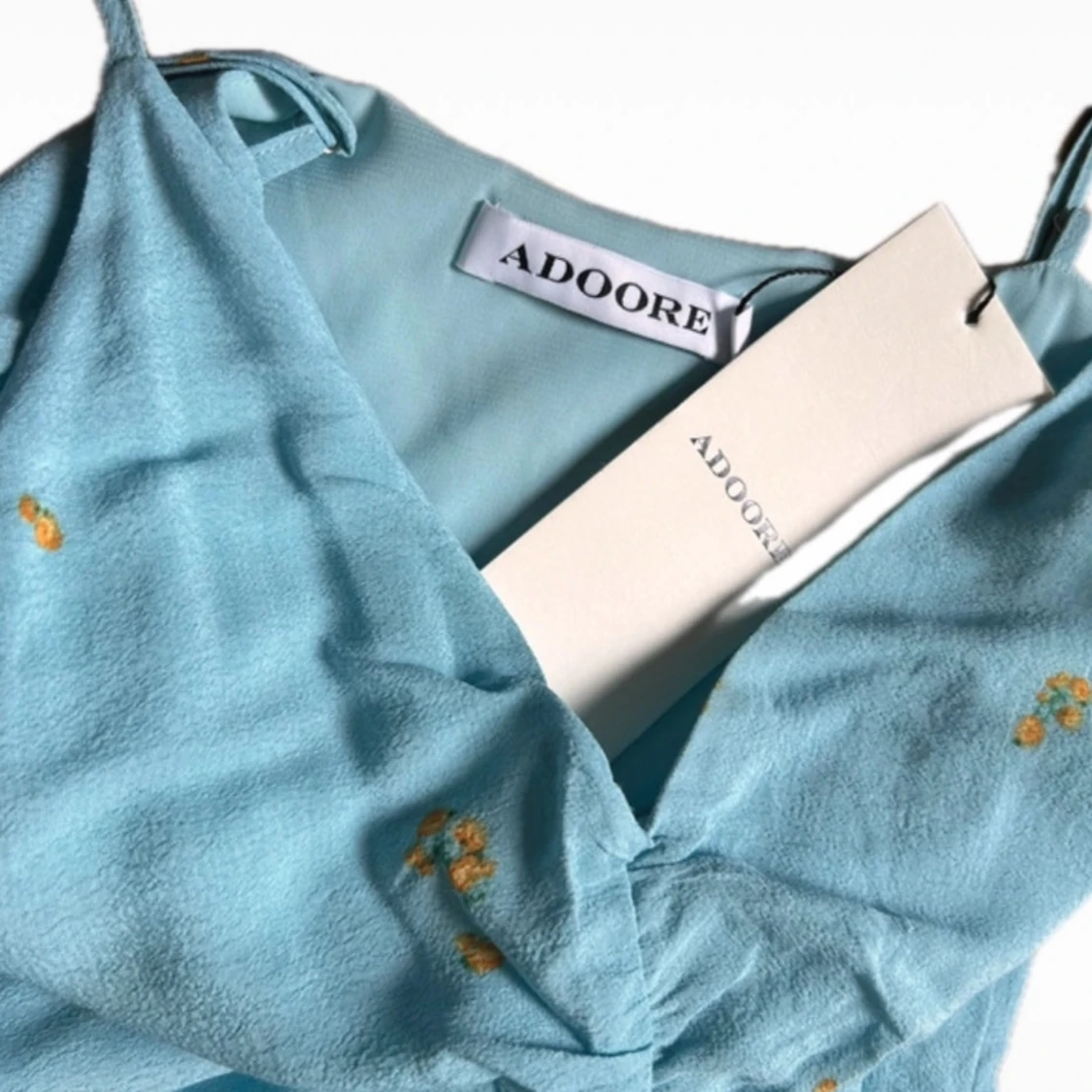 Adooreklänning med prislapp kvar - 92