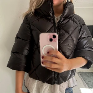 Trekvartsärmad jacka - Asssså den är trekvartsärmade ja kan är otrolig. Så sjukt snygg och svår p få tag på. Älskar men får tyvärr inte använding av bara! PERFEKT nu till hösten🥰