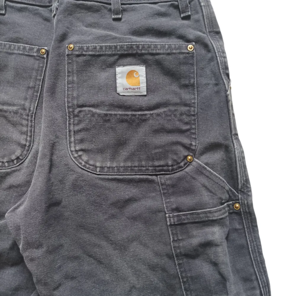 🃏Carhartt carpenter inga stains eller flaws🌍Dom passar baggy och asnice kan skicka bilder på passformen🛍️   Mått: längd 101 cm Midja:38 cm aka 30w. Jeans & Byxor.