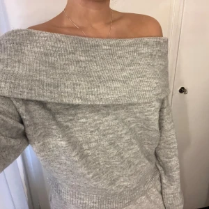 Off-shoulder - Super skön tröja som aldrig har använt. Stickad tröja från H&M🤍
