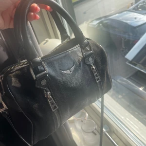 Zadig & Voltaire väska  - Intressekoll på min fina Zadig & Voltaire väska, skavd på mockan på sidorna och täcken på andvändning!!💕 Långt band medföljer!! Pris går att diskutera!!1900kr🖤 