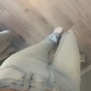 Mid rise Jeans  - Köpte för  ca ett år sen och säljer för det har blivit för små för mig, skriv privat för fler bilder❤️