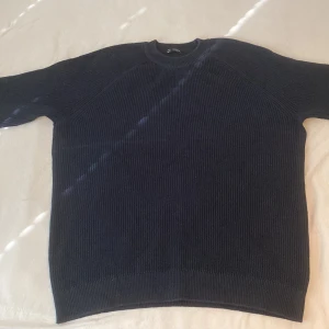 Cubus tröja - Har använt den ett par gånger och vill inte ha den längre den tar bara plats. Den är fortfarande i vra kondition de finns inga fläckar eller hål i den .