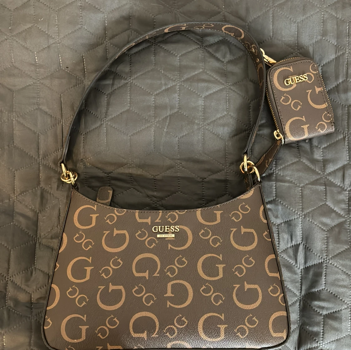 Guess axelväska till salu, bra skick, aldrig använt.