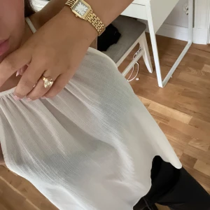 Blus från Zara - Somrig blus med öppen rygg, med detaljer av broderi. 