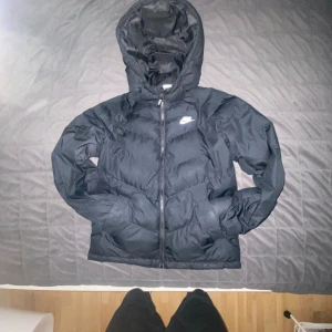 Nike jacka - Väldigt skön o varm vilket är bra nu när höst o vinter kommer. Storleken är xs
