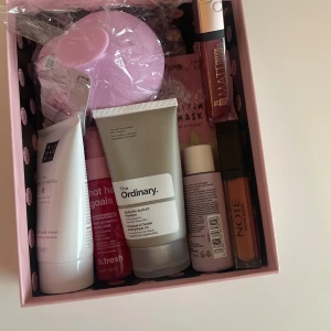 Skönhetsprodukter och sminkset - Säljer ett set med olika skönhetsprodukter och smink. Innehåller en ansiktsmask från The Ordinary med salicylsyra 2%, en kroppskräm från Rituals i doften 'The Ritual of Sakura', en värmeskyddande spray för håret från b.fresh, en läppglans från Note i en nude nyans, och en matt läppstift från Catrice. Dessutom ingår en återfuktande handmask med vaniljextrakt och en rosa hårborste med mjuka piggar. Perfekt för en komplett skönhetsrutin!💕 Aldrig använt 💕