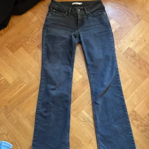 Levis jeans ny skick  - Byxorna är nästan inte använda aldrig tvättade och säljer pågrund av förliten storlek de är storlek 24 och längd 32 dom passar ungifär för en xs och s person. Skriv om ni har frågor vid intresse köparen får stå för egen frakt💗💗