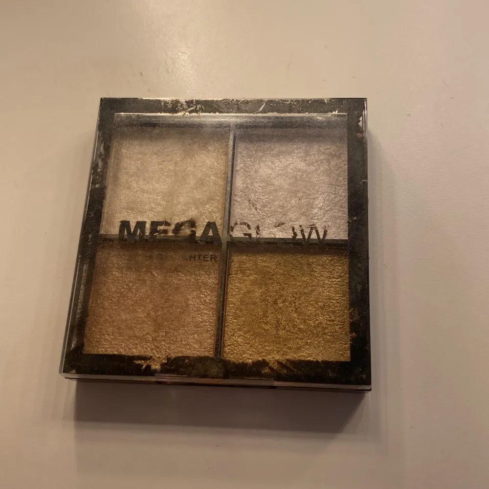 Säljer en MegaGlow  highlighter-palett från techic💕 . Den har fyra skimrande nyanser i guld och champagne som ger en fantastisk glow. Perfekt för att framhäva kindbenen eller ge en allmän lyster till ansiktet. Paletten är PETA-godkänd och vegansk.❤️❤️ kontakta gärna innan köp!💗. Skönhet.