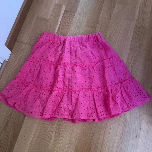 Rosa kjol - rosa kjol med mönster små volanger  från newyorker  använd 2-3 gånger