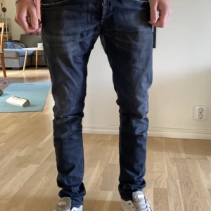 Dondup jeans - Dondup George jeans i storlek 31, snygg svart grå färg. Hör av dig vid funderingar