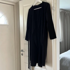 Kort tunn trenchcoat - Tunn  midi trenchcoat från Vero Moda i relativt oanvänt skick.  