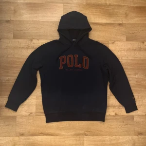 Ralph Lauren Hoodie - Polo Ralph Lauren Hoodie (Äkta). Den är i perfekt nyskick. Fick den i julklapp förra året men jag har ej använt den vilket är synd för det är en väldigt fin Hoodie i extremt bra kvalitet. Nypris är runt 2395kr säljer den för 695kr! 