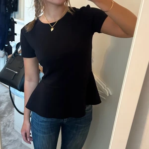 Svart volang t-shirt💗💗 - Svart volang t-shirt💗💗storlek s💗