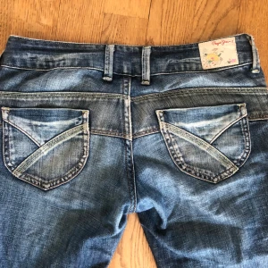 Bootcut lowwaist pepe jeans - Bootcut och lowwaist jeans från pepe. Med jättecoola fickor och detaljer. Vet inte storlek men skulle säga s-xs.